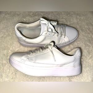 KIZIK LEATHER White Low-Top Sneakers. Size 8.5.